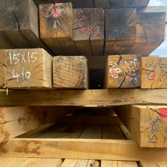Stock poutres bois de charpente