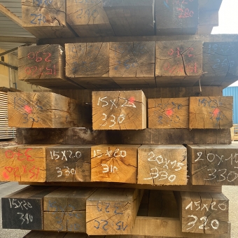 Stock poutres bois de charpente