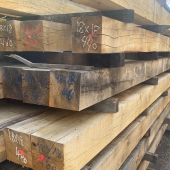 Stock poutres bois de charpente