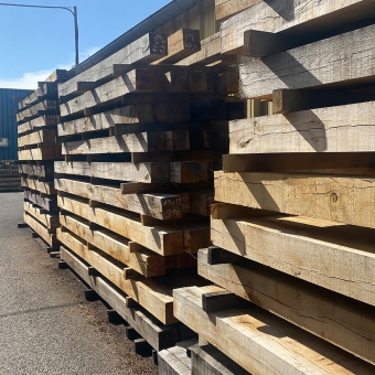 Stock poutres bois de charpente