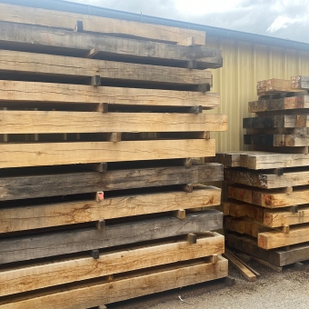 Stock poutres bois de charpente