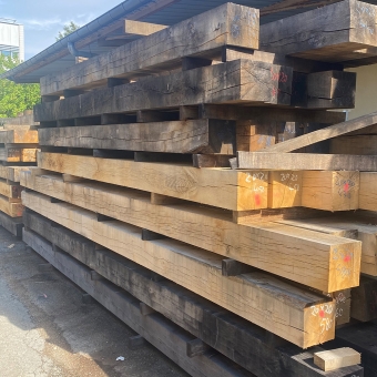 Stock poutres bois de charpente