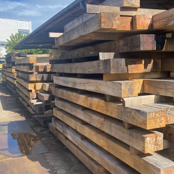 Stock poutres bois de charpente