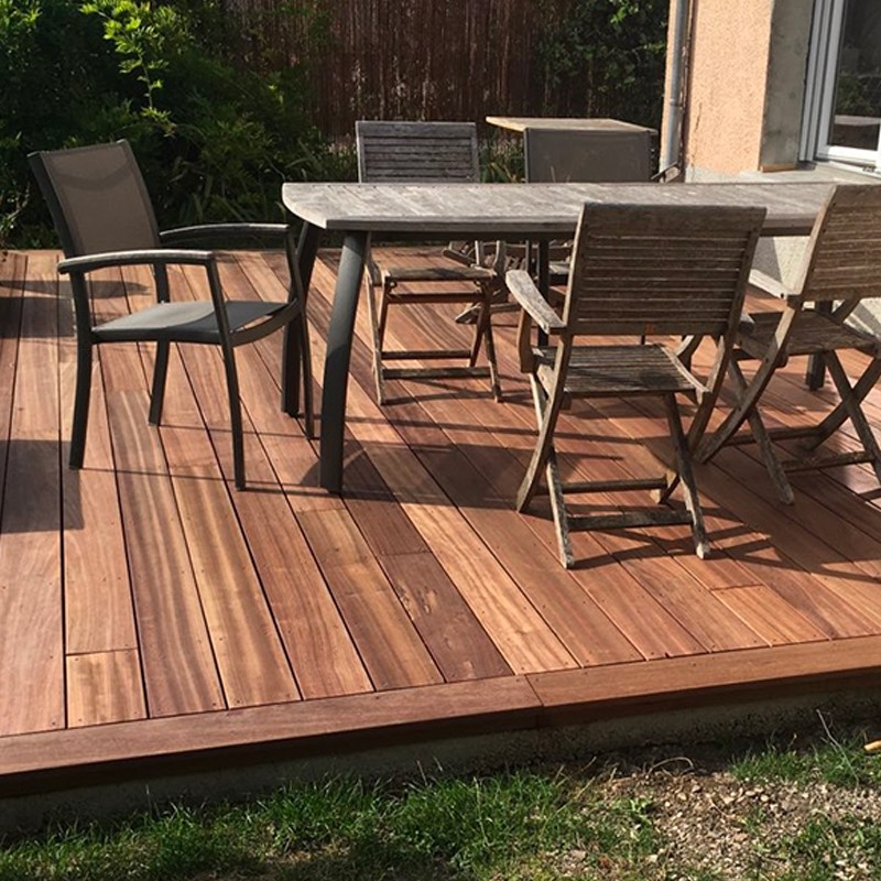 Lame de terrasse Padouk 2 faces lisses rainurée en bout Lame de terrasse Padouk 2 faces lisses rainurée en bout
